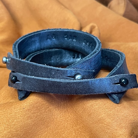 Bracelet. Medium. Blue/Black - Picture 1 of 4